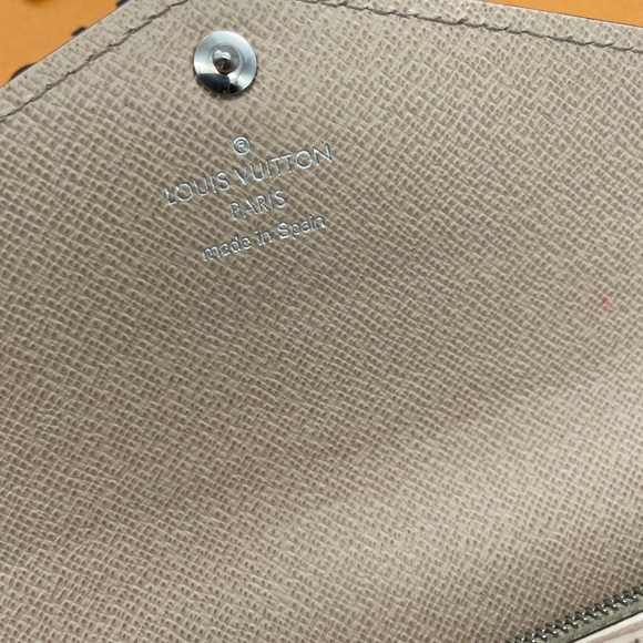 Louis Vuitton - Picture 5 of 13